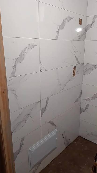 Mur de salle de bain en carreaux effet marbre