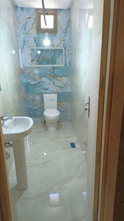 Salle de bain entièrement carrelée