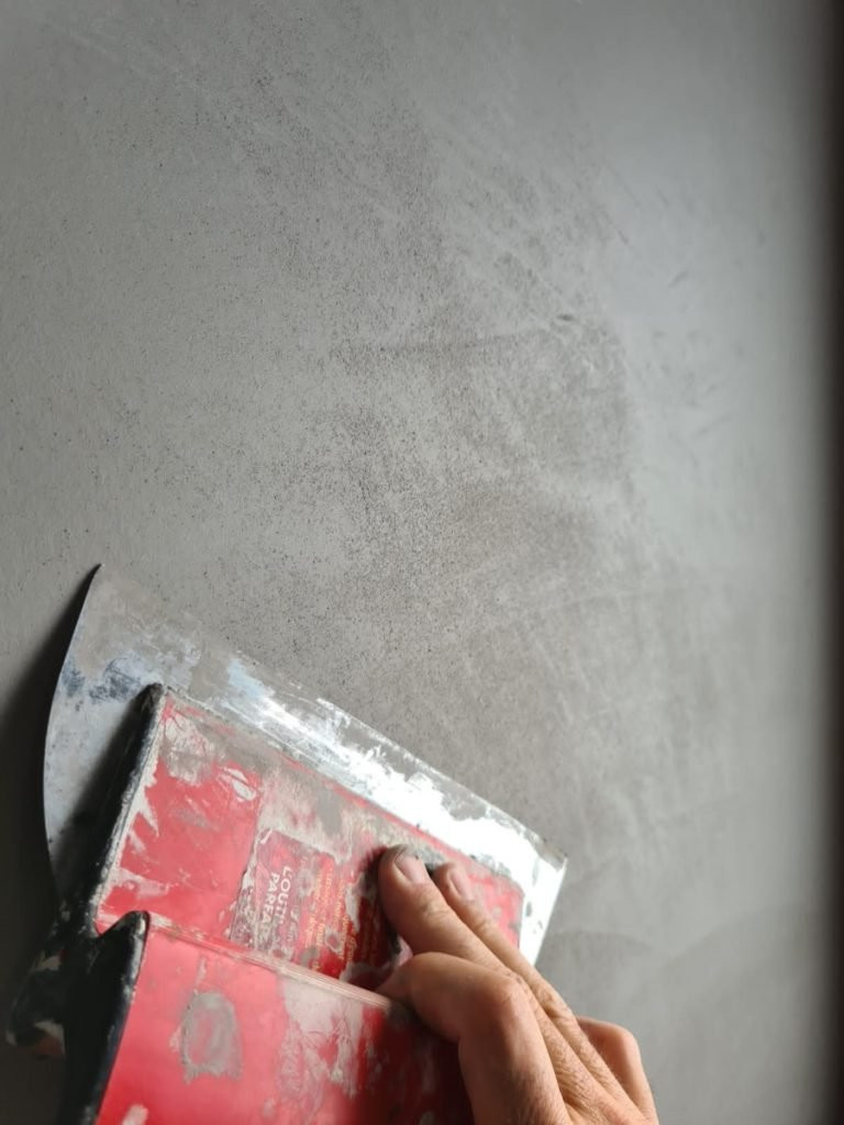 Application artisanale du béton ciré sur un mur
