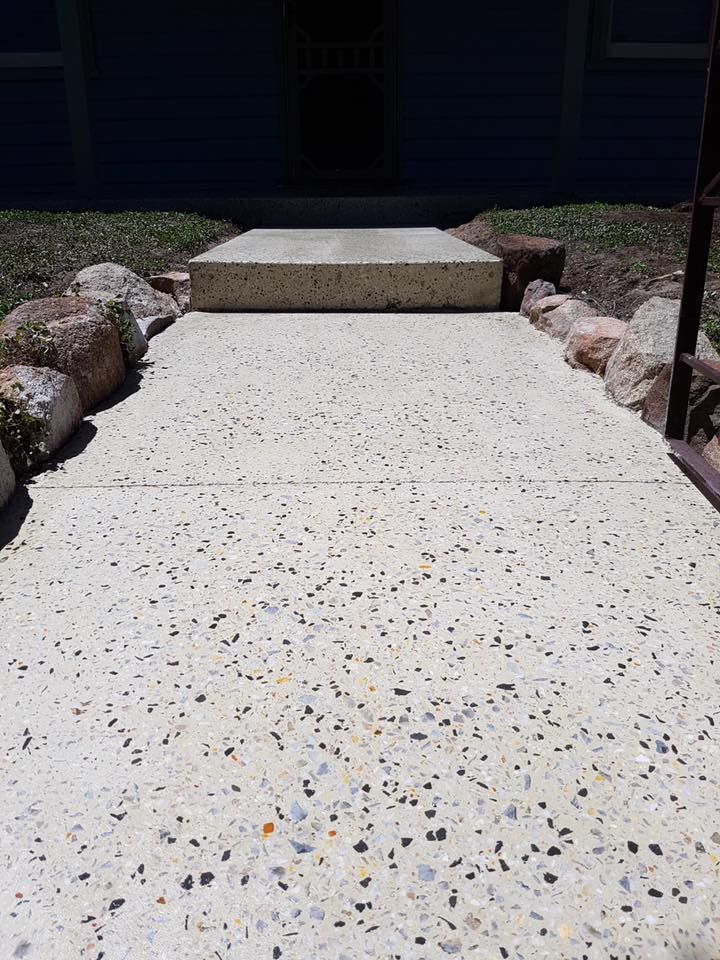 Allée en béton à granulats exposés