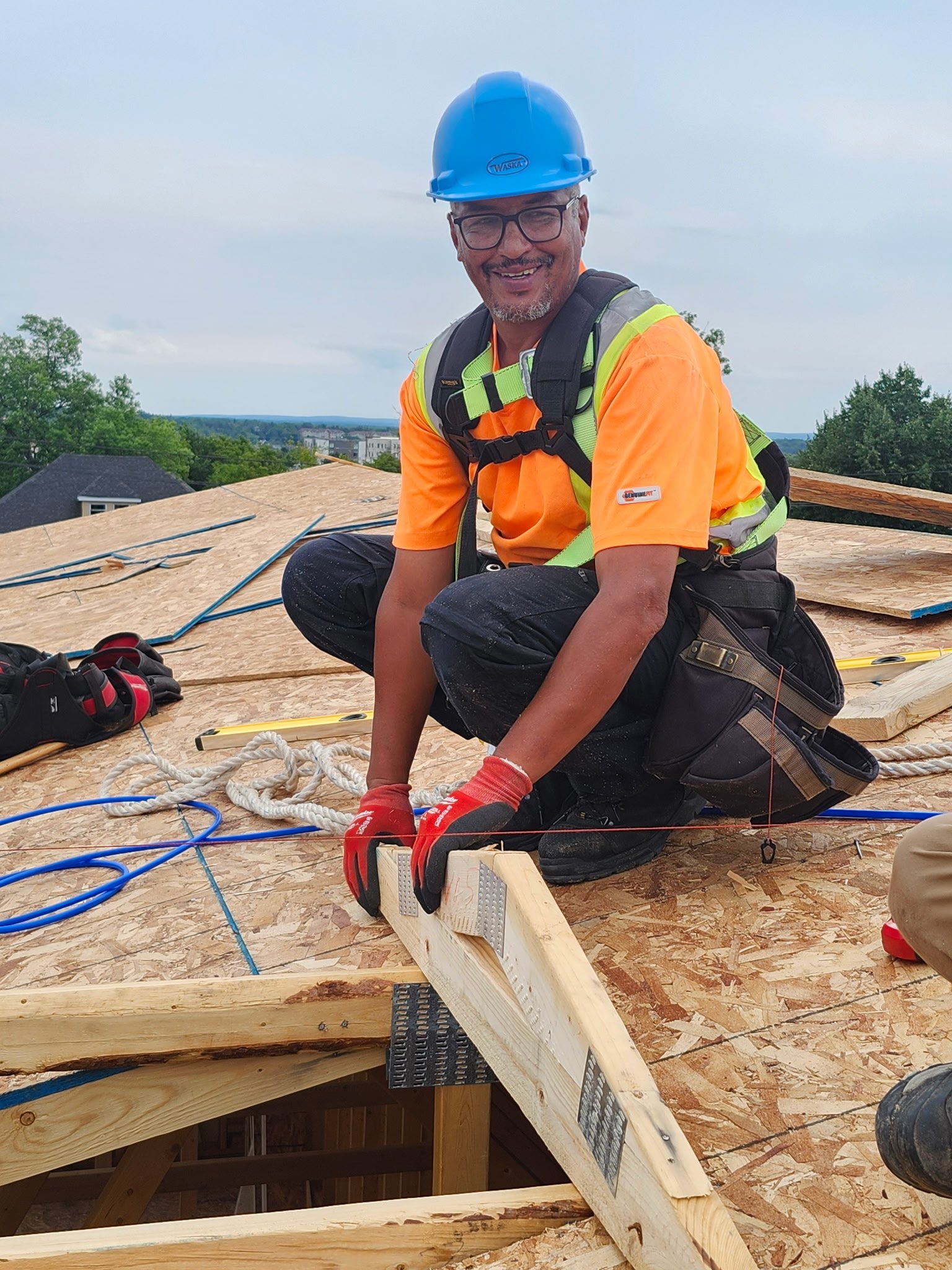Charpentier au travail sur une structure de toit en bois
