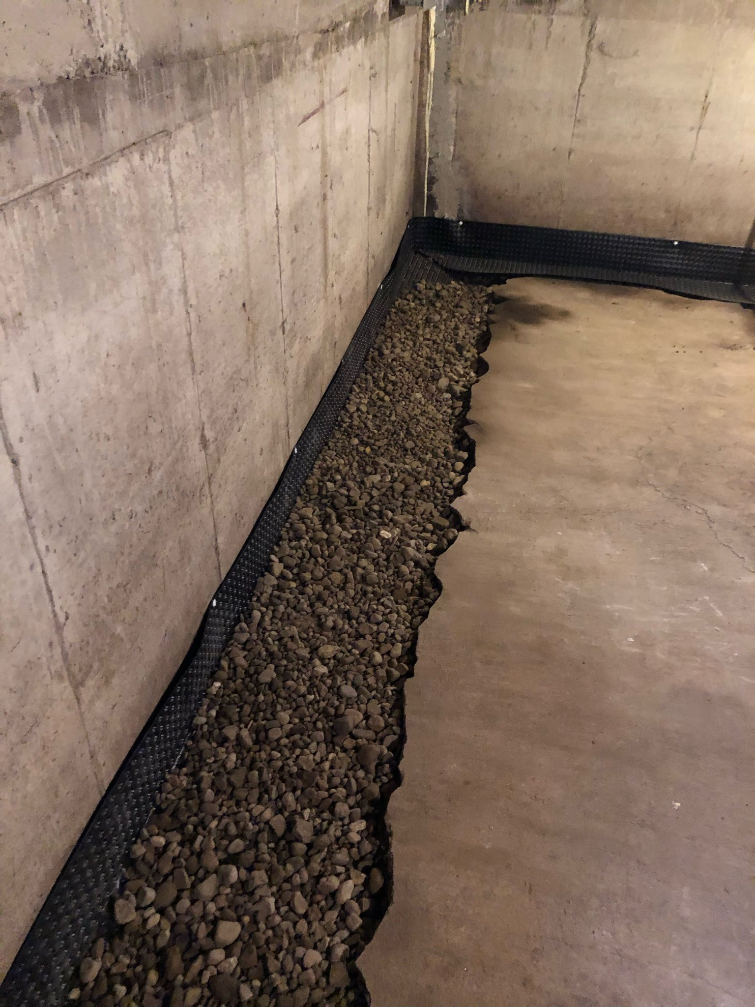 Drainage périphérique intérieur avec gravier et membrane de fondation