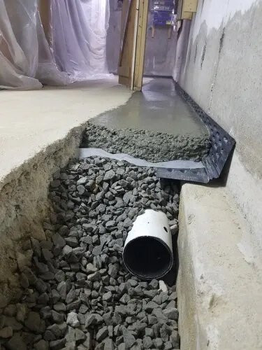 Installation d'un tuyau de drain français dans un lit de gravier