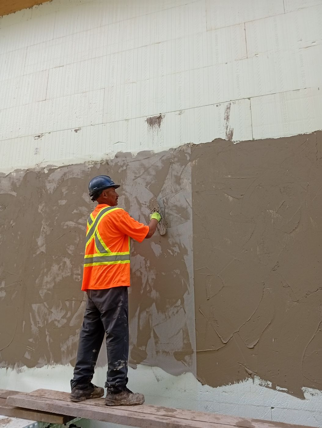 Application d'une couche de protection sur un mur en blocs ICF