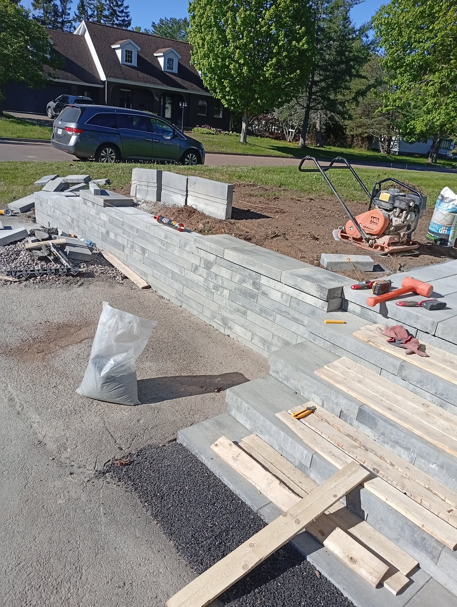 Construction d'un mur de soutènement et de marches en pavés