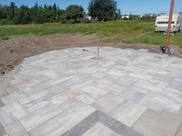 Patio circulaire aménagé en pavés