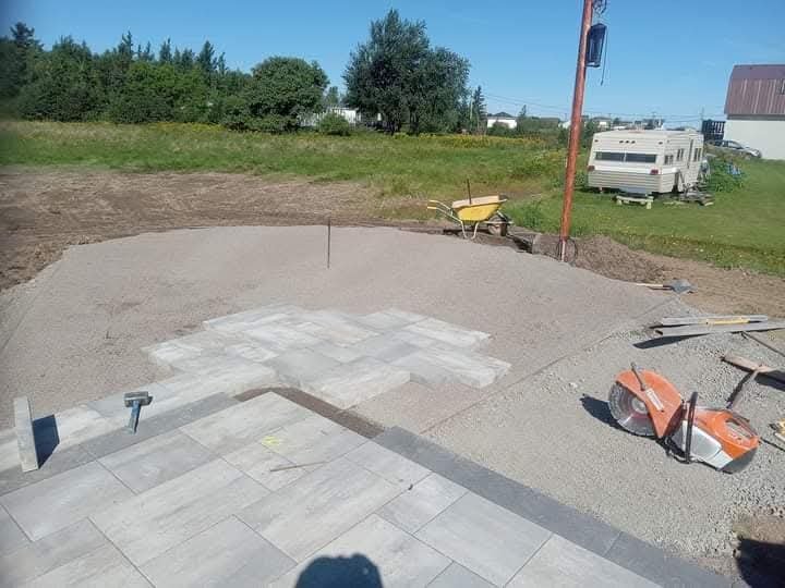 Préparation de la base compactée pour un patio en pavés