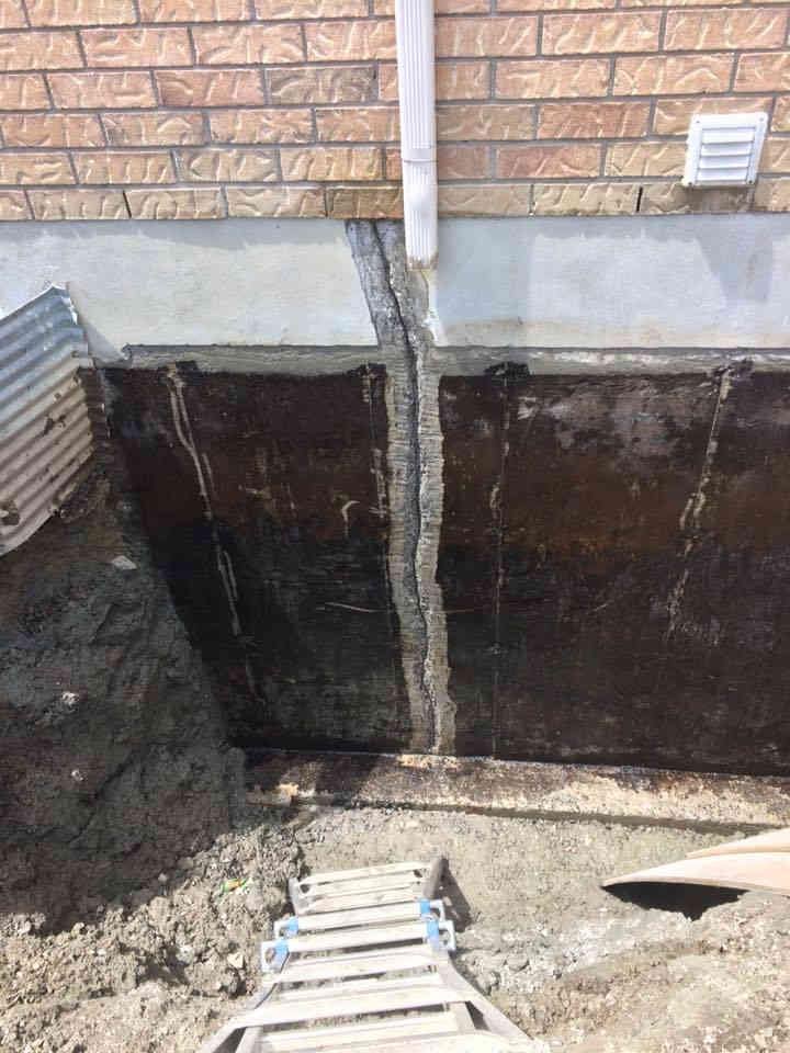 Réparation d'une fissure de fondation avec membrane d'étanchéité