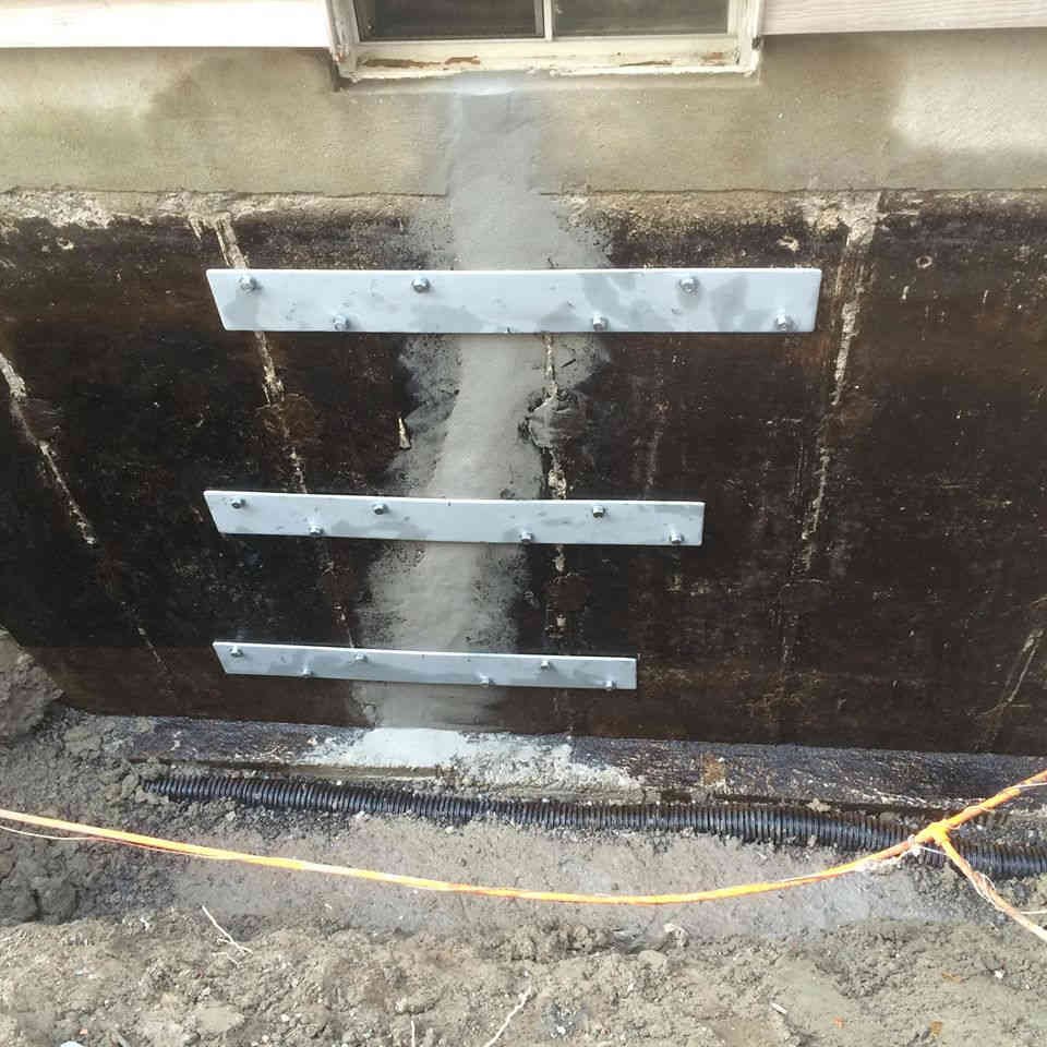 Renforcement d'une fissure de fondation avec des plaques métalliques