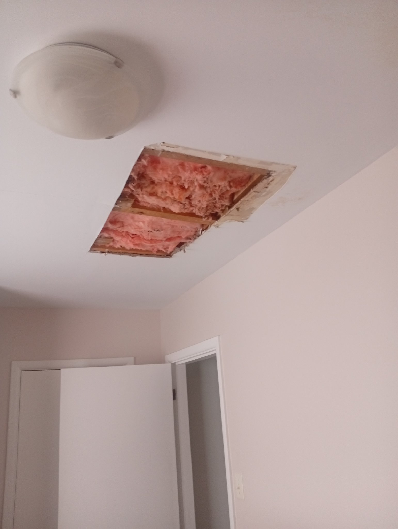 Ouverture préparée dans un plafond pour une réparation